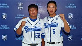 ▲楊皓然（左）追隨弟弟王念好的腳步加盟富邦悍將。（圖／富邦悍將提供）