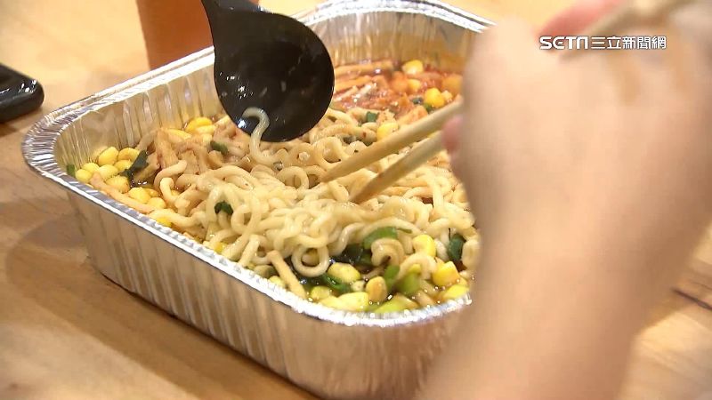 「無人泡麵店」有賺？老闆笑曝：輾壓超商