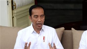 印尼總統佐科威宣布首兩例武漢肺炎確診病例印尼總統佐科威（左）在衛生部長普蘭多（右）陪同下，2日在總統府對媒體宣布，印尼有兩名民眾感染武漢肺炎。這是印尼首度證實境內出現確診病例。（印尼總統府提供）中央社記者石秀娟雅加達傳真　109年3月2日