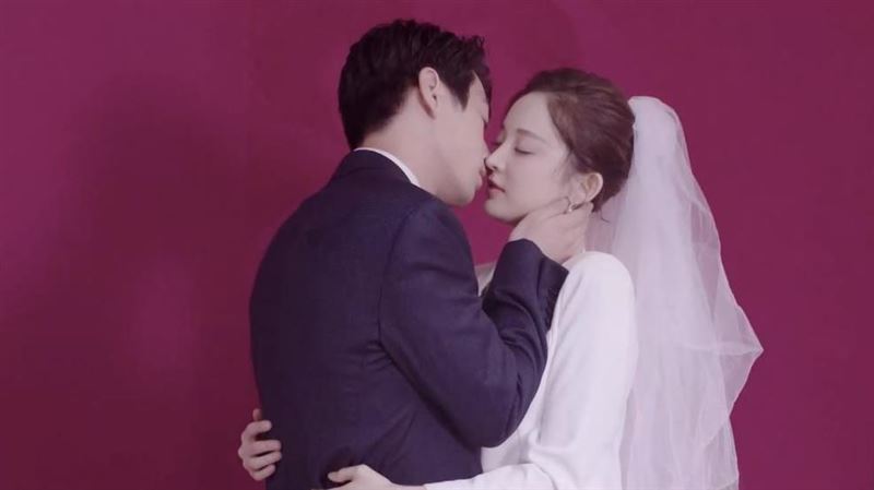 新疆女神激吻婚紗照曝光　古力娜扎甜秘婚