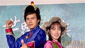 「2023世界民族電影節」宣傳大使大慶（左）與小薰，身穿蒙藏服飾亮麗登場。（圖／海鵬提供）