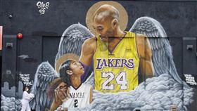 布萊恩巨幅塗鴉美國籃球明星柯比．布萊恩（Kobe Bryant）與女兒吉安娜（Gianna）2020年1月26日直升機失事喪生，各地出現大型塗鴉壁畫紀念。中央社記者林宏翰洛杉磯攝  112年9月16日