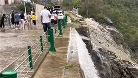 女子翻越欄杆後不甚失足落水。（圖／翻攝自網易新聞）