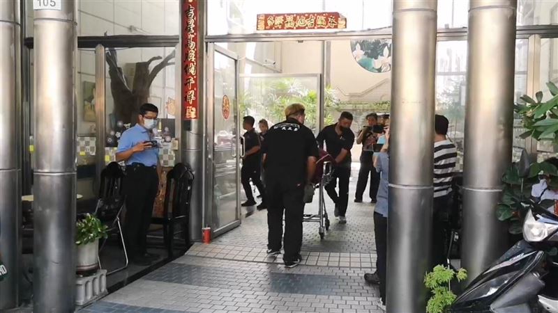 高雄一對夫妻遭惡鄰砍死，2幼子在場目睹一切。（圖／翻攝畫面）