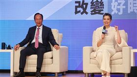 郭台銘、賴佩霞回應媒體提問鴻海創辦人郭台銘（左）宣布投入2024總統大選，14日在記者會上介紹副總統人選為藝人賴佩霞（右），兩人在會中回應媒體提問。中央社記者鄭清元攝  112年9月14日