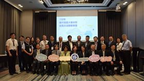 勞動部長許銘春（第一排左5）、桃竹苗分署長林淑媛（第一排右4）、與桃竹苗區22所大專校院校長合影。（圖／勞動部提供）