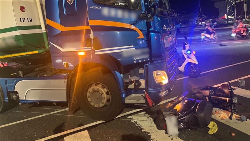油罐車右轉撞直行機車　女騎士卡保險桿下