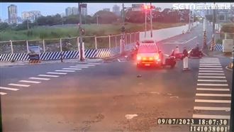 新北救護車一週2度遭撞！騎士痛到原地跳