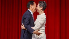 宣布副手人選  郭台銘與賴佩霞相擁（3）鴻海創辦人郭台銘（左）14日在台北舉行記者會，宣布副手人選為藝人賴佩霞（右）。郭台銘說，他將借重賴佩霞的女性視角、專業能力及溝通技巧，凝聚台灣社會集體共識，帶領台灣走向團結與茁壯。圖為兩人相擁致意。中央社記者鄭清元攝  112年9月14日