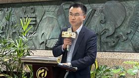 陳吉仲親上火線說明雞蛋爭議。（圖／記者簡浩正攝影）