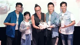 搖滾歌手黃大煒（中）力挺好友陳澤耀（右二）的電影《我和我的賽車老爸》。（圖／采昌國際提供）