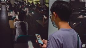 滑手機（記者陳弋攝影）