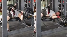 25歲張姓男子，在健身房進行臥推，疑似因氣力不足，被超過100公斤的槓鈴壓住頸部。（圖／翻攝自微博）