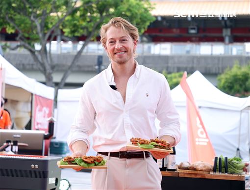 法比歐出席麻吉烤肉節。（圖/記者邱榮吉攝影）