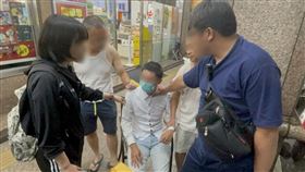 ▲詐騙集團車手林姓男子前來取款時，由穿著夾腳拖鞋、混在人群中的員警一擁而上，逮回林男。（圖／讀者提供）