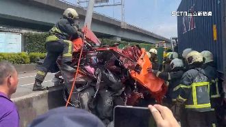 轎車遭夾成廢鐵「夫妻亡」　兒急北上處理