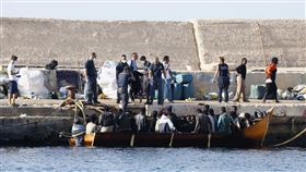 ▲義大利小島拉姆培杜薩島（Lampedusa）近日湧入大量難民
。（圖／美聯社／達志影像）