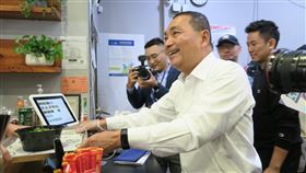 侯友宜當紐約餐廳一日廚師  端牛肉麵上菜國民黨總統參選人侯友宜（前）16日造訪紐約台菜餐廳Yumpling，當一日廚師進廚房煮牛肉麵，並親自上菜。中央社記者尹俊傑紐約攝  112年9月17日