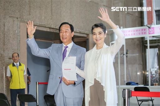 郭台銘與賴佩霞赴中選會遞交連署登記申請書。（圖／記者楊澍攝影）