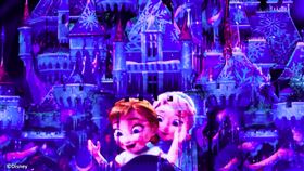 遊客可以搭乘艾倫戴爾特色小木船，穿梭阿德爾王國的森林峽灣探索「夏雪節」 。（取自Klook官網）