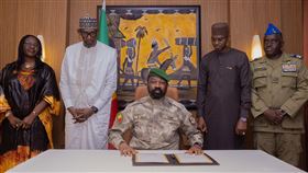 馬利軍政府領導人戈伊塔（Assimi Goita）在社群平台X發文宣布，他與布吉納法索、尼日的國家元首一起簽署了「利普塔科-古爾馬憲章」（Liptako-Gourma Charter），以建立「沙赫爾國家聯盟」（AES），這個聯盟的目的是建立共同防禦和互助架構，為人民謀求共同利益。（圖／翻攝自戈伊塔Ｘ@GoitaAssimi）