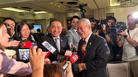 侯友宜美國出席僑宴 李昌鈺到場表達支持國民黨總統參選人侯友宜美東時間16日參加全美台灣同鄉聯誼會第45屆年會晚宴，知名刑事鑑識專家李昌鈺（右）也到場表達支持。中央社記者劉冠廷攝  112年9月17日