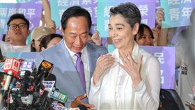 郭台銘與賴佩霞赴中選會遞交連署登記申請書。（圖／記者楊澍攝影）