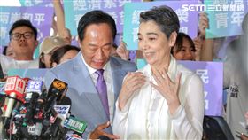 郭台銘與賴佩霞赴中選會遞交連署登記申請書。（圖／記者楊澍攝影）