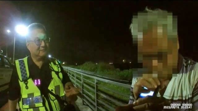 新北醉翁闖紅燈遭警攔！　跨警用機車假騎