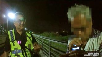 新北醉翁闖紅燈遭警攔！　跨警用機車假騎