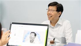 鴻海董座劉揚偉親赴鄭州廠。（圖／翻攝自鴻海臉書）