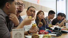 侯友宜紐約與台青座談  品嚐美式雞肉堡國民黨總統參選人侯友宜（左3）16日在紐約台菜餐廳Yumpling與台灣青年座談，一同品嚐美式雞肉堡。中央社記者尹俊傑紐約攝  112年9月17日