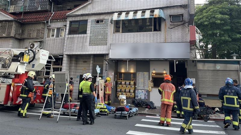 新莊公寓火警！　男女受困4樓樓梯間