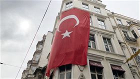 土耳其7月通膨年增率飆升俄羅斯入侵烏克蘭造成經濟影響及里拉持續貶值，進一步加劇土耳其通貨膨脹。圖為伊斯坦堡一棟掛著土耳其國旗的大樓。中央社記者鍾佑貞伊斯坦堡攝  111年8月3日