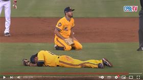 ▲中信兄弟二壘手王政順痛苦趴地，一度出動擔架。（圖／翻攝自CPBL YT）