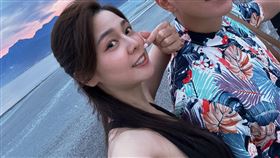 白家綺（左）與吳東諺環島。（圖／民視提供）