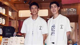 詹懷雲（右）和邱以太為主演的《成功補習班》擔任一日店長。（圖／華納兄弟提供）