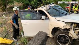 苗栗三灣鄉三灣大橋附近小客自自撞電線桿，駕駛救出急救不治。（圖／民眾提供）
