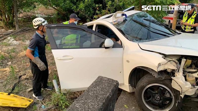 苗栗小客車自撞電桿　駕駛受困送醫不治