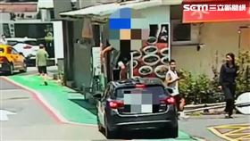 北市何男不滿邱男將轎車違停在標線型人行道上，竟直接踩過對方轎車。（圖／翻攝畫面）