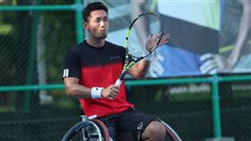 本屆勝利盃臺灣公開賽男單頭號種子日本好手荒川大輔一日兩戰，分別收下男單及男雙四強門票。（圖／大會提供）