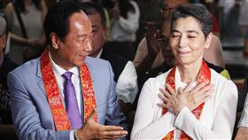 郭台銘、賴佩霞參拜板橋慈惠宮（1）爭取獨立參選2024總統，鴻海創辦人郭台銘（前左）17日與副手人選賴佩霞（前右）赴中選會申請登記為總統副總統選舉被連署人，並前往新北市板橋慈惠宮參拜。中央社記者趙世勳攝  112年9月17日