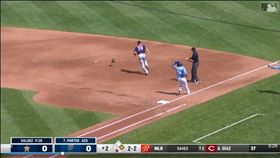 ▲太空人一壘手阿布瑞尤（Jose Abreu）丟出手套攔截暴傳球違規。（圖／翻攝自MLB官網）