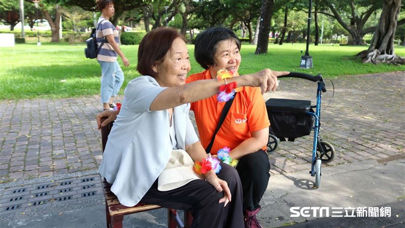 獨居病嬤回約會地憶亡夫　感謝他們幫圓夢