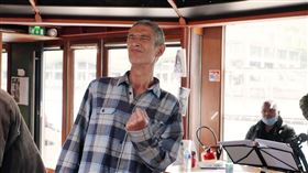 精神障礙患者馮索瓦在電影《塞納河上的船屋》幽默自諷。（圖／海鵬影業提供）