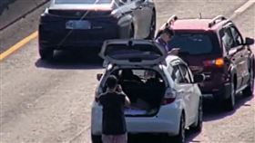 國道一號發生追撞事故，駕駛背對車流拍照，現場險象環生。（圖／翻攝自即時監控影像）