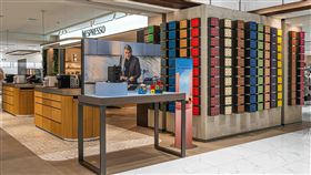 全球品牌大使喬治克隆尼以難以忘懷的頂級滋味形象櫥窗，搭配吸睛的整面咖啡膠囊牆讓消費者可盡情探索Nespresso豐富多元的咖啡膠囊選擇。（圖／品牌業者提供）

