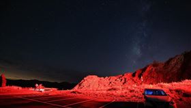 合歡山暗空公園，可怕紅光，網酸：成地獄場景，LDE電子看板，光害(圖／翻攝自合歡山系（台14、台8、台7甲）路況氣候雪況星況分享臉書)