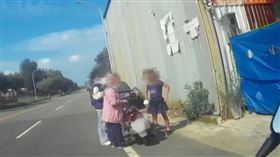 員警協助載著婦人到數公里外的加油站購買汽油。（圖／讀者提供）