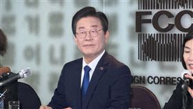 美國監聽疑雲 韓最大在野黨魁籲國會徹查外媒日前引述外洩機密文件報導美國情報當局監聽韓國等盟邦，韓國最大在野黨共同民主黨黨魁李在明11日出席外媒記者會，呼籲國會全力調查確認此事。　中央社記者廖禹揚首爾攝 112年4月11日